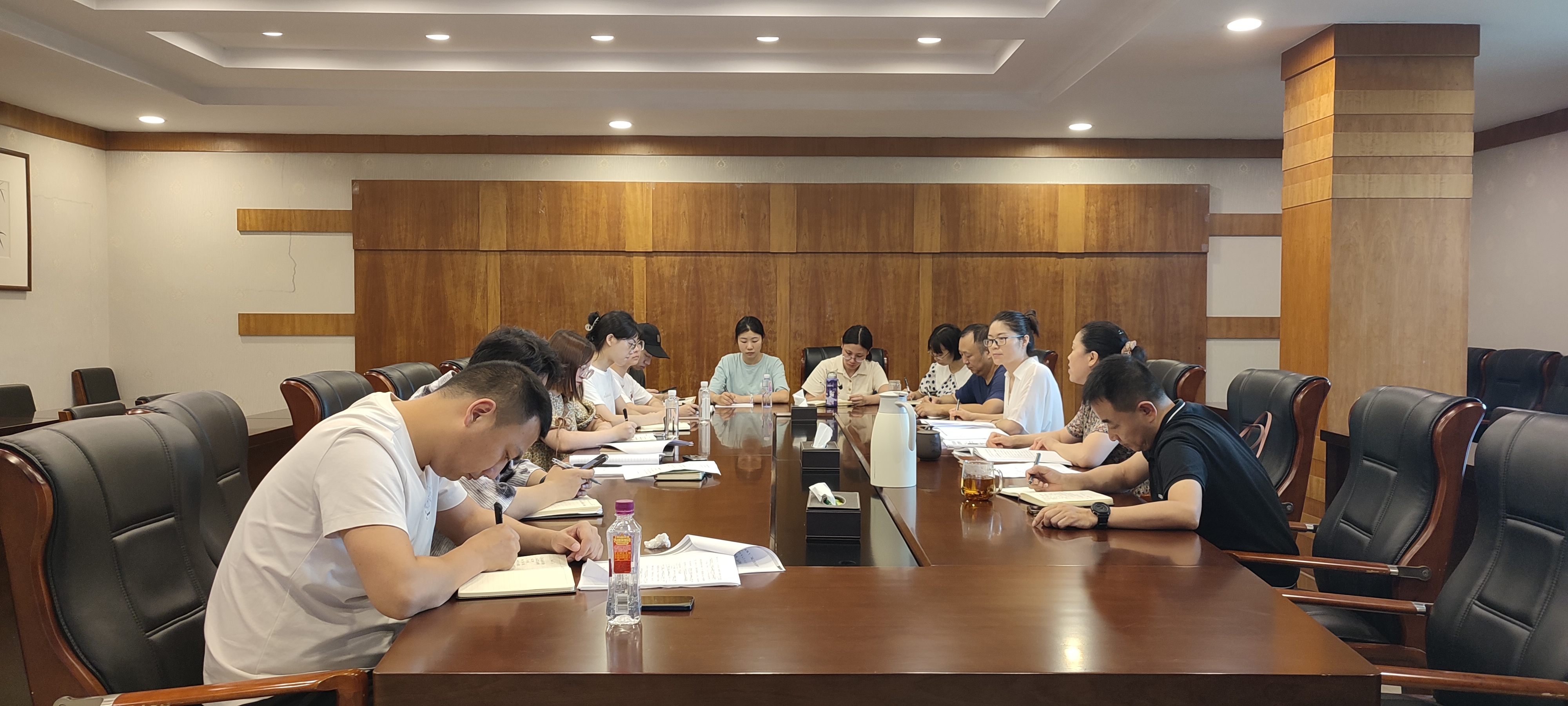 机关党委第六党支部专题学习研讨习近平总书记在文化传承发展座谈会上的重要讲话精神