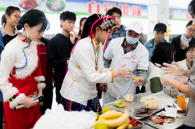 我校举办“同心同圆度中秋，感恩祖国庆国庆”民族学生交流活动