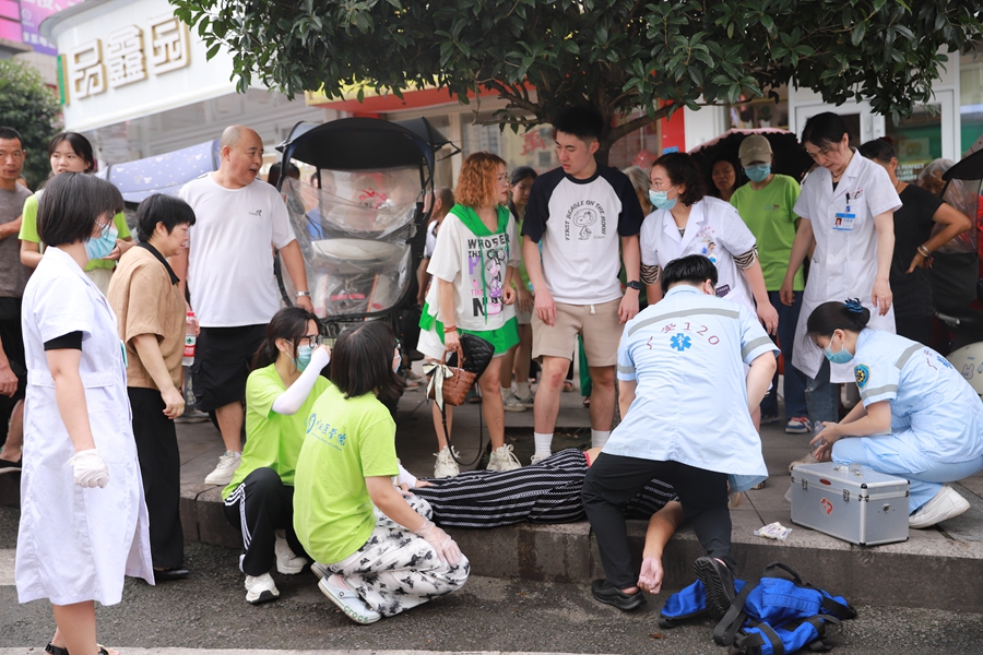 争抢“黄金四分钟” 我校学子再救人