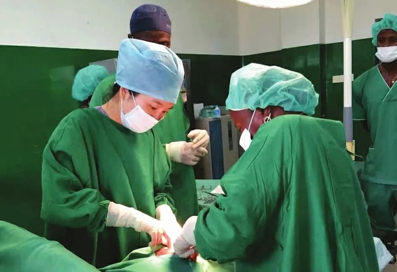 我校附属医院荣获“四川省援外医疗工作先进集体”，敬巧同志荣获“四川省援外医疗工作先进个人”称号