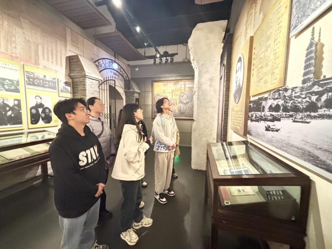 杜庆老师带研究生赴陈独秀旧居开展“寻访先辈故居,承继爱国情怀”宣传教育实践活动