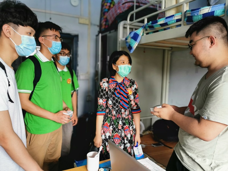 口腔医学系党总支走访慰问返校学生