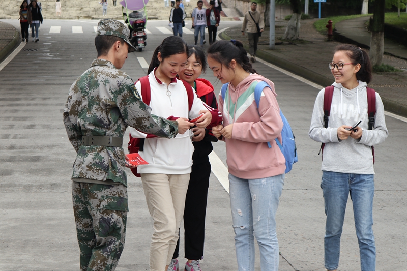 学校举办2019年大学生应征入伍现场咨询会