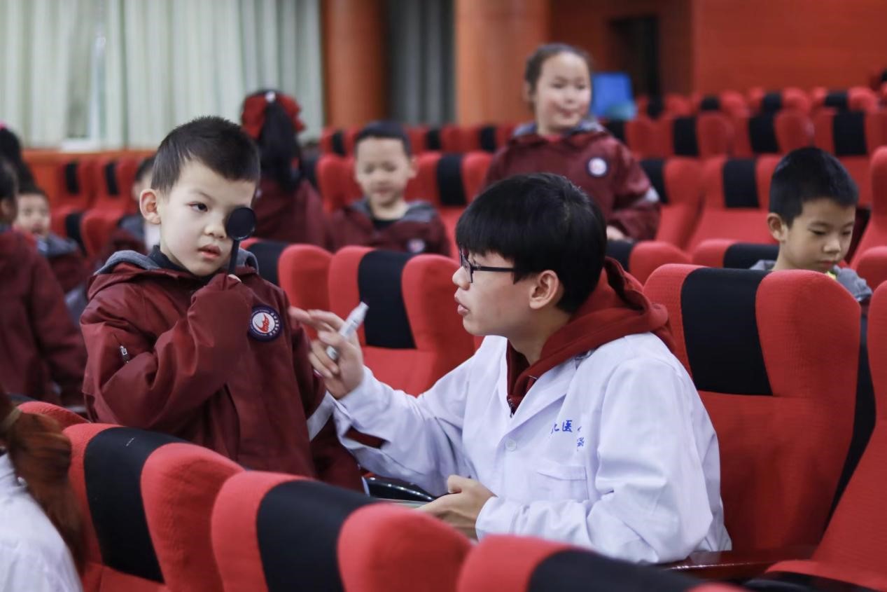 坚持视力筛查,守护明眸“视界”,视光学子再出发!