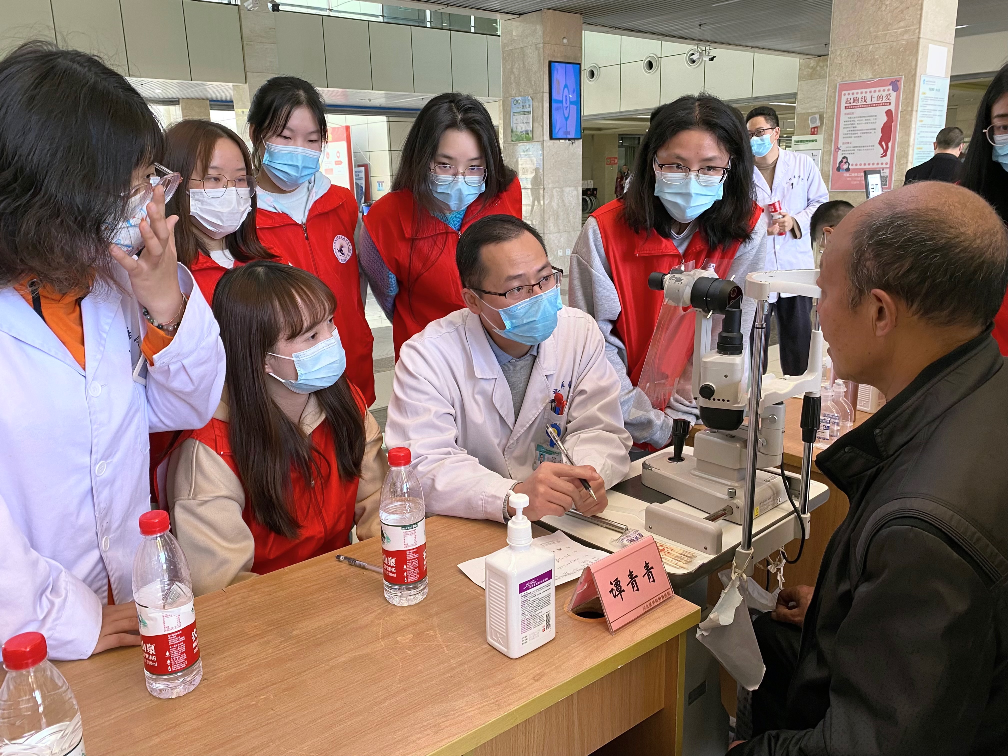 师生携手行义诊,暖心服务零距离:眼视光医学院开展世界青光眼周志愿服务活动