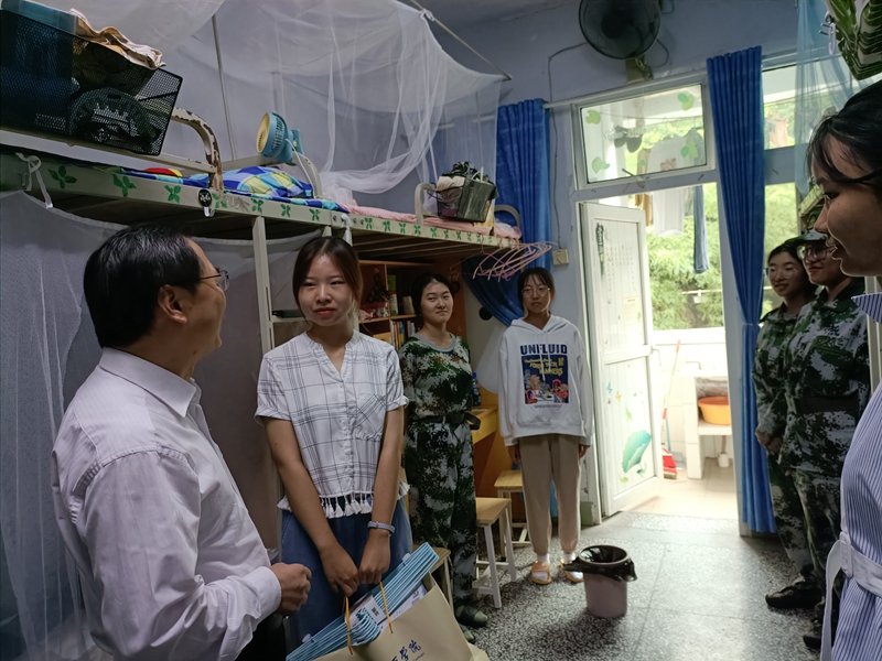 校领导深入寝室走访2021级新同学