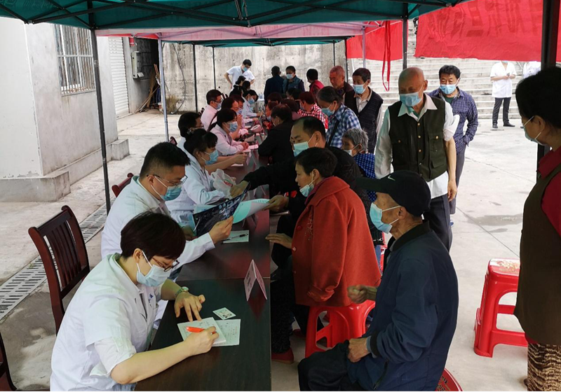 附属医院内科党总支部开展健康义诊及缅怀革命先烈主题党日活动