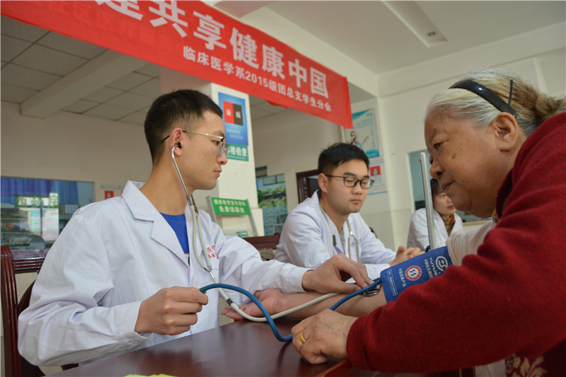 临床医学系开展“温情义诊社区服务，共建共享健康中国”志愿服务活动
