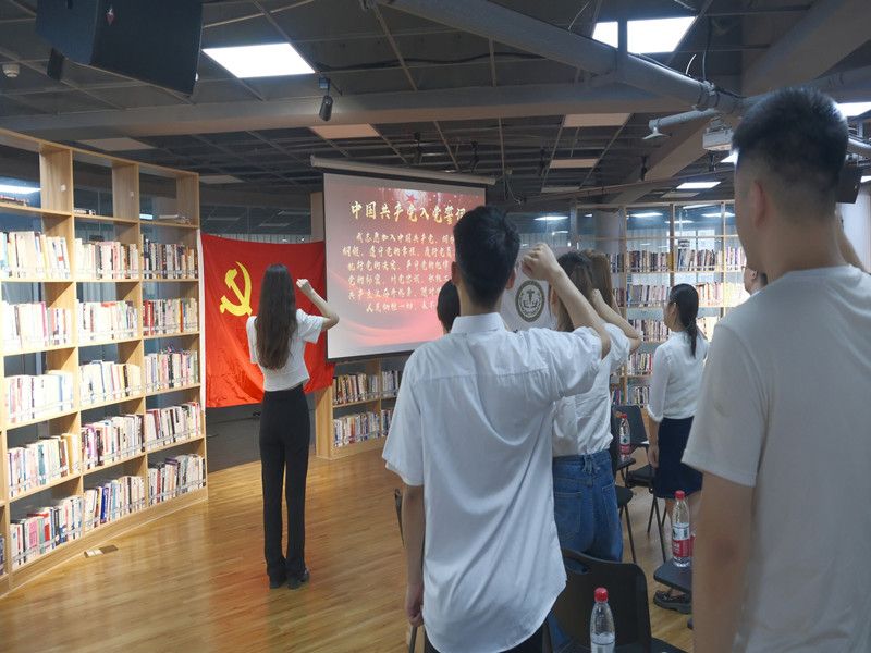 党章装行囊 信仰伴远行