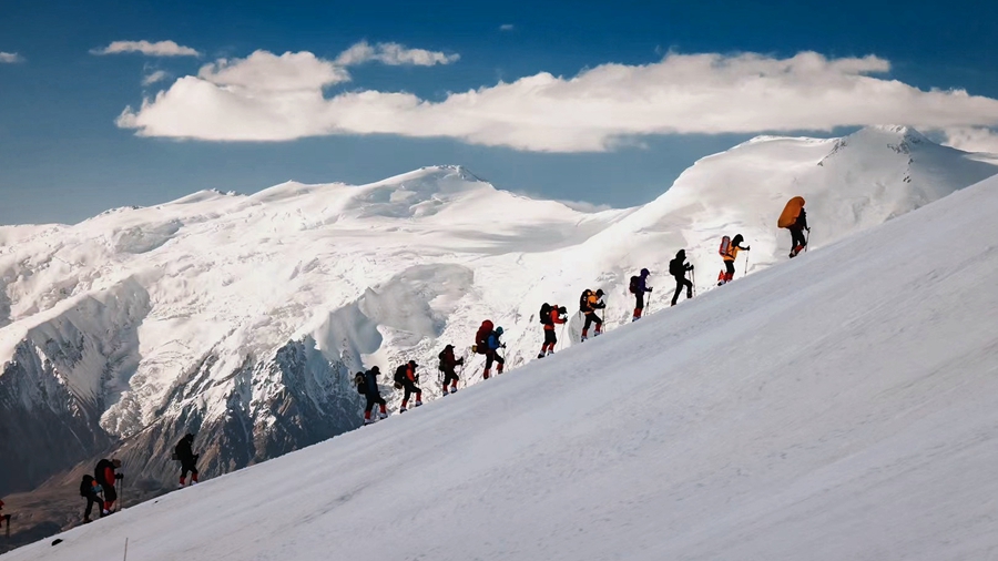 7546米！我校教师无氧登顶！