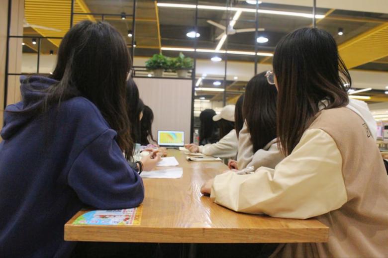 社彩缤纷,团聚青春