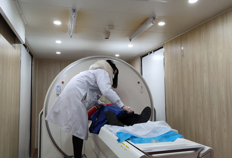 “移动CT机进基层、5G远程精准阅片” ——我校附属医院举行肺癌早筛义诊为民办实事