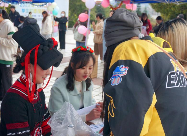 “社”彩斑斓绽风采,“团”聚青春绘未来