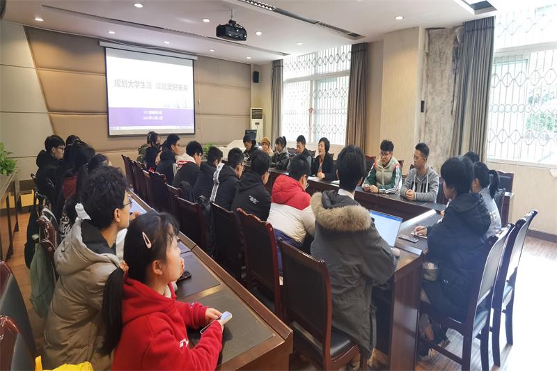 基础医学院领导深入联系班级召开生涯规划主题座谈会