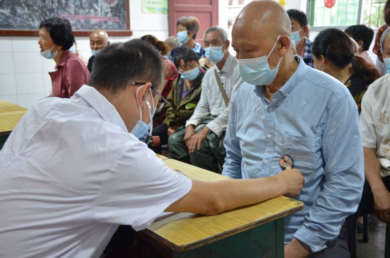 川北医学院党外专家送医下乡:让百姓得实惠 促学生快成长