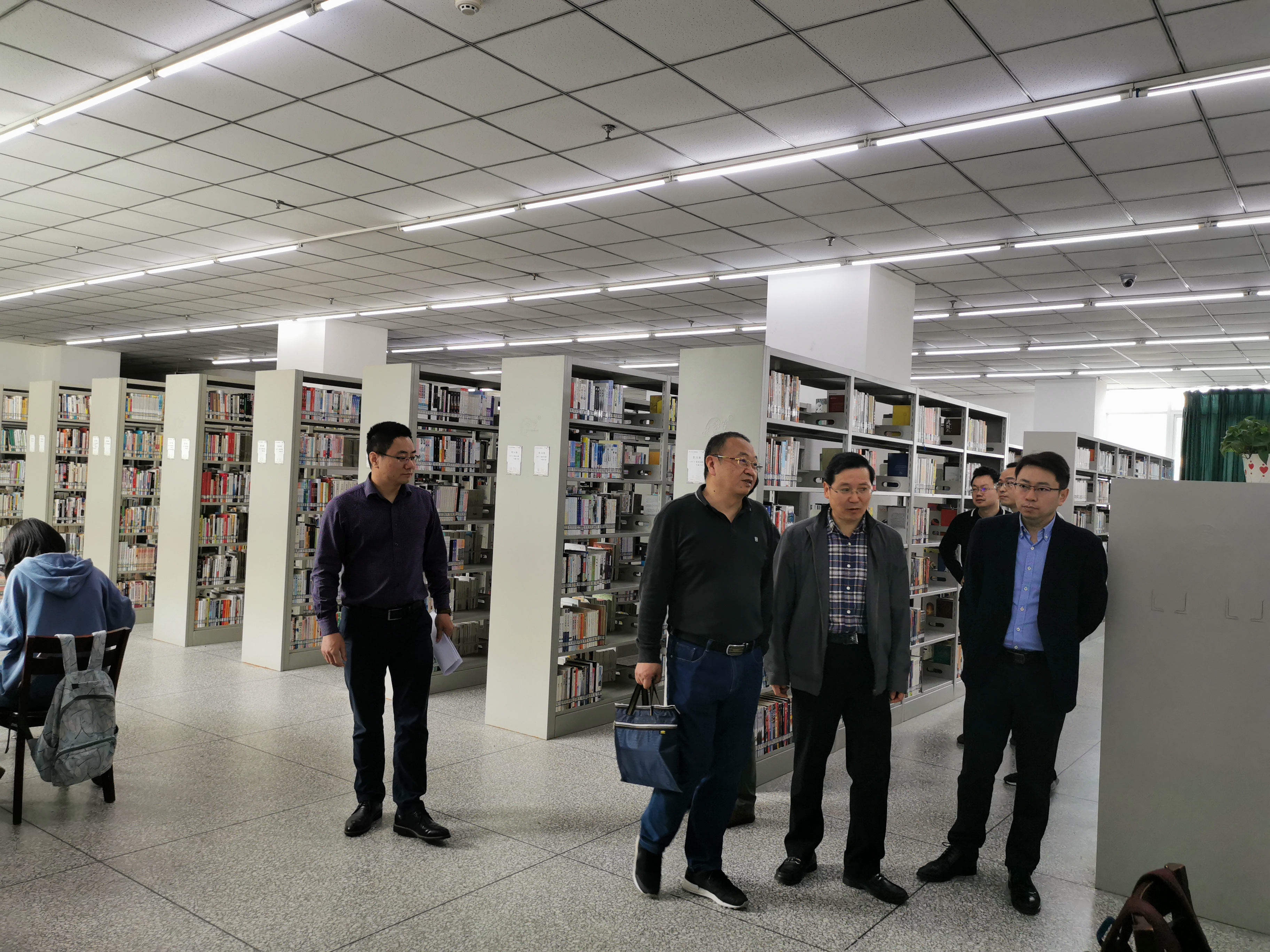 学校领导到图书档案馆实地调研