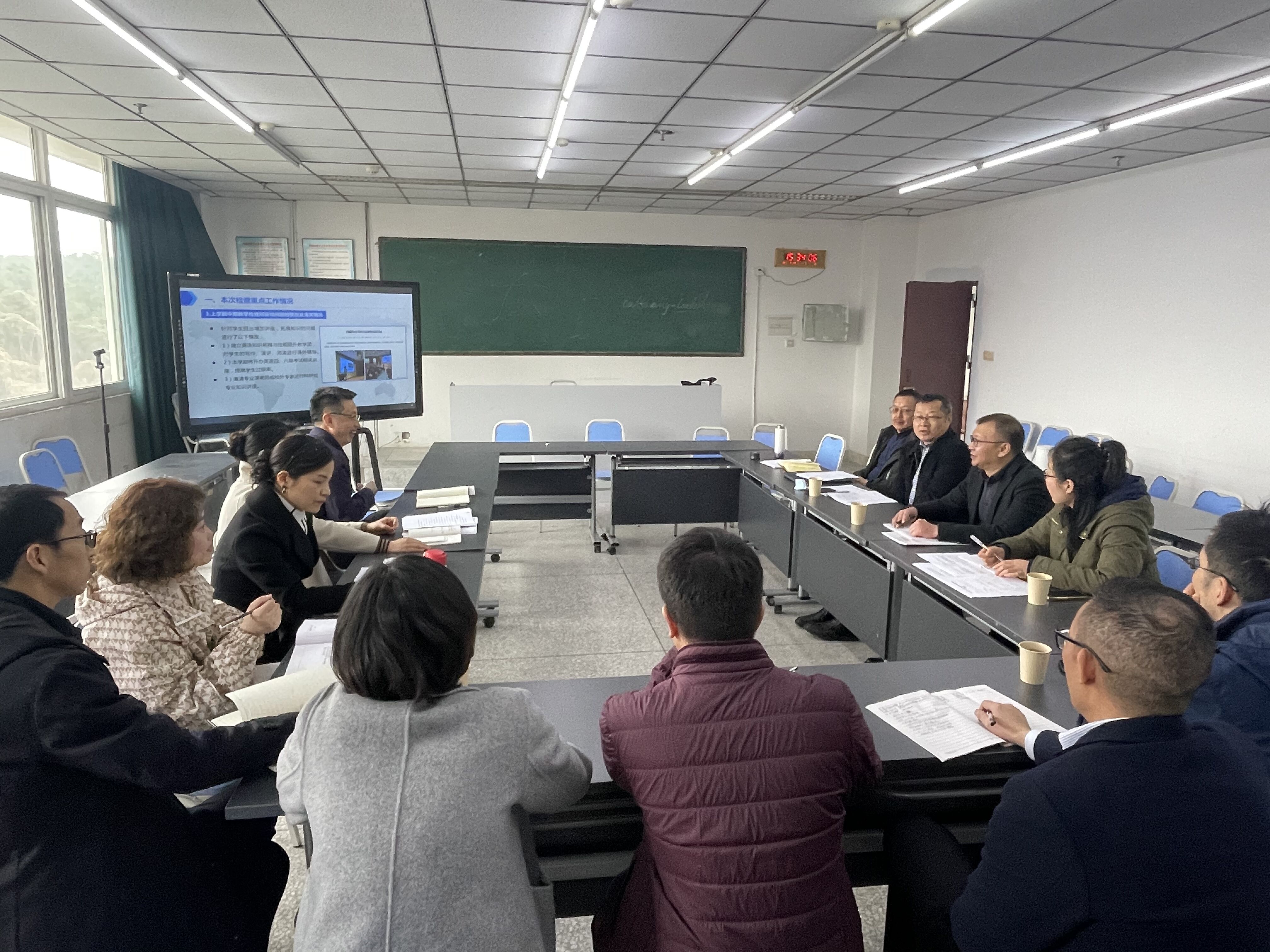 学校领导带队到外国语言文化系进行开学教学检查