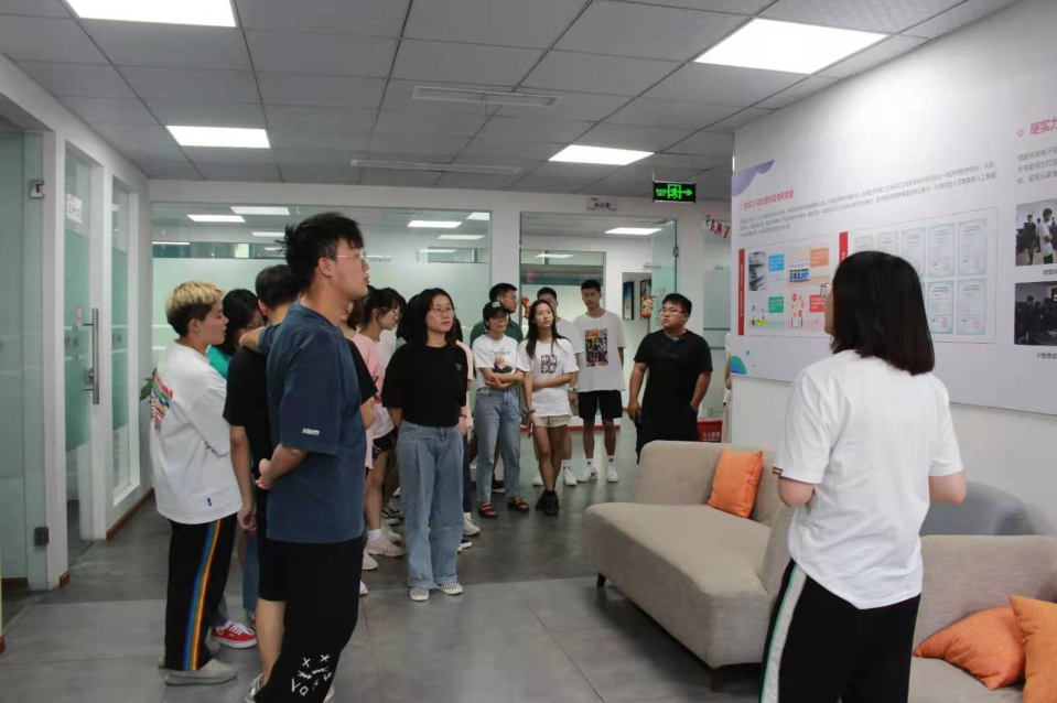 信息管理与信息系统专业学生赴华清远见成都中心开展实训