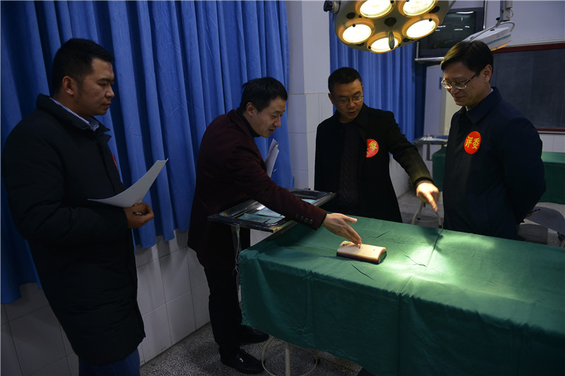 评委老师探讨.jpg 评委老师探讨.jpg