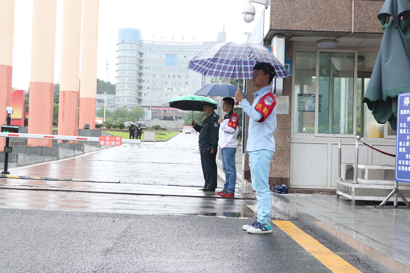 中西医临床医学系党总支开展“走近可爱的人”岗位体验活动