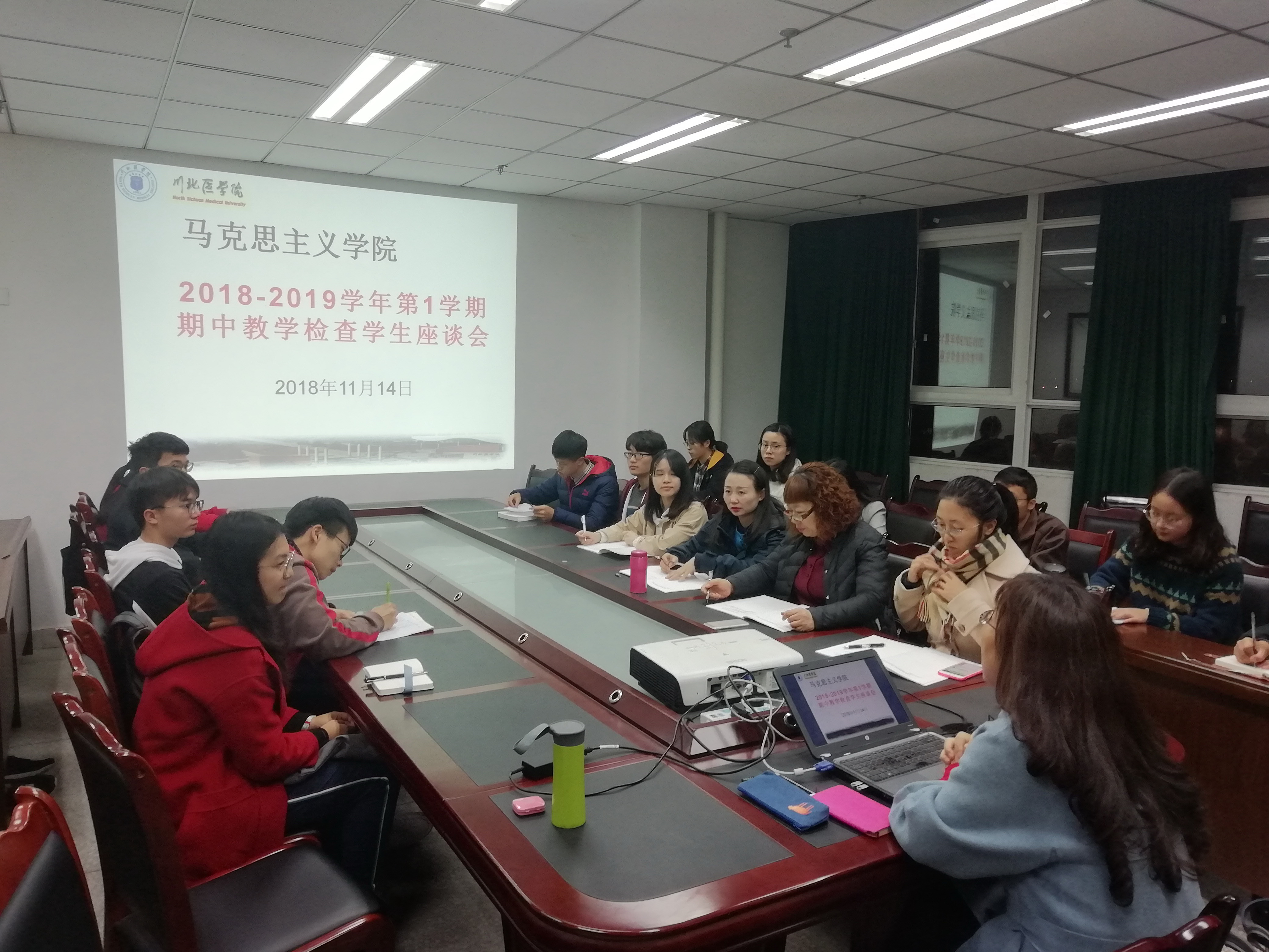 马克思主义学院开展思想政治理论课教学师生座谈会