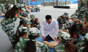当迷彩服遇上白大褂——心肺复苏学习实践活动