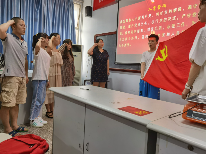 麻醉学系党总支开展新党员宣誓活动