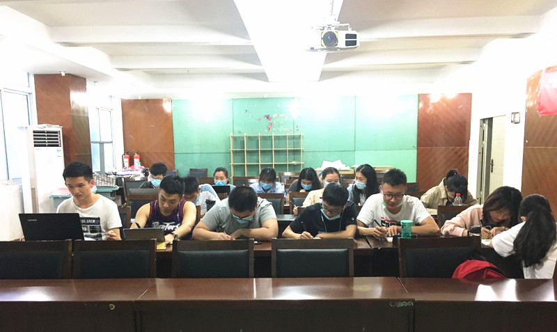 口腔医学系党总支组织开展全国两会学习活动