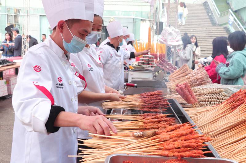学校美食文化节开幕：舌尖诱惑 只待你来