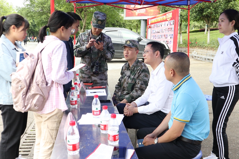 学校举办2019年大学生应征入伍现场咨询会