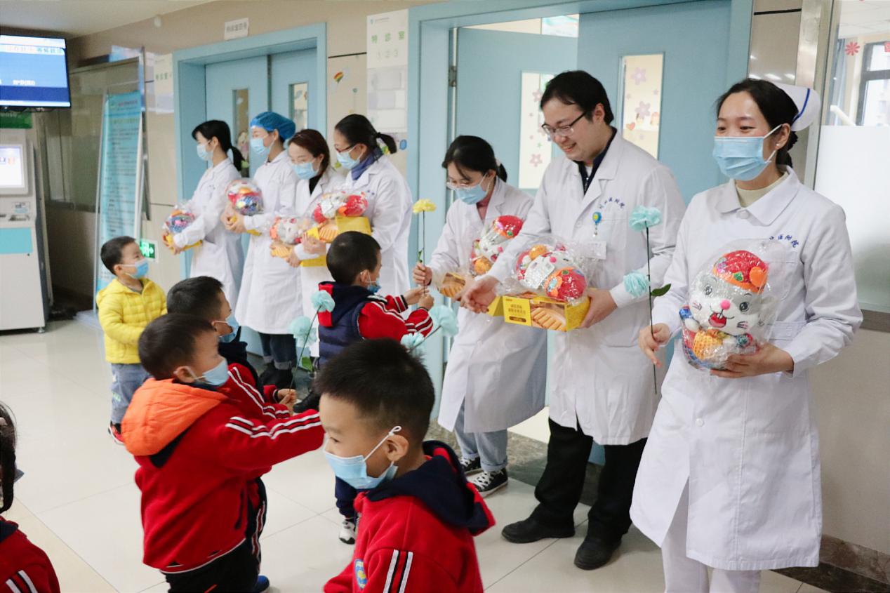 “感恩于心,用爱传递”——南充一中附小幼儿园师生到 川北医学院附属医院口腔科开展感恩节系列活动