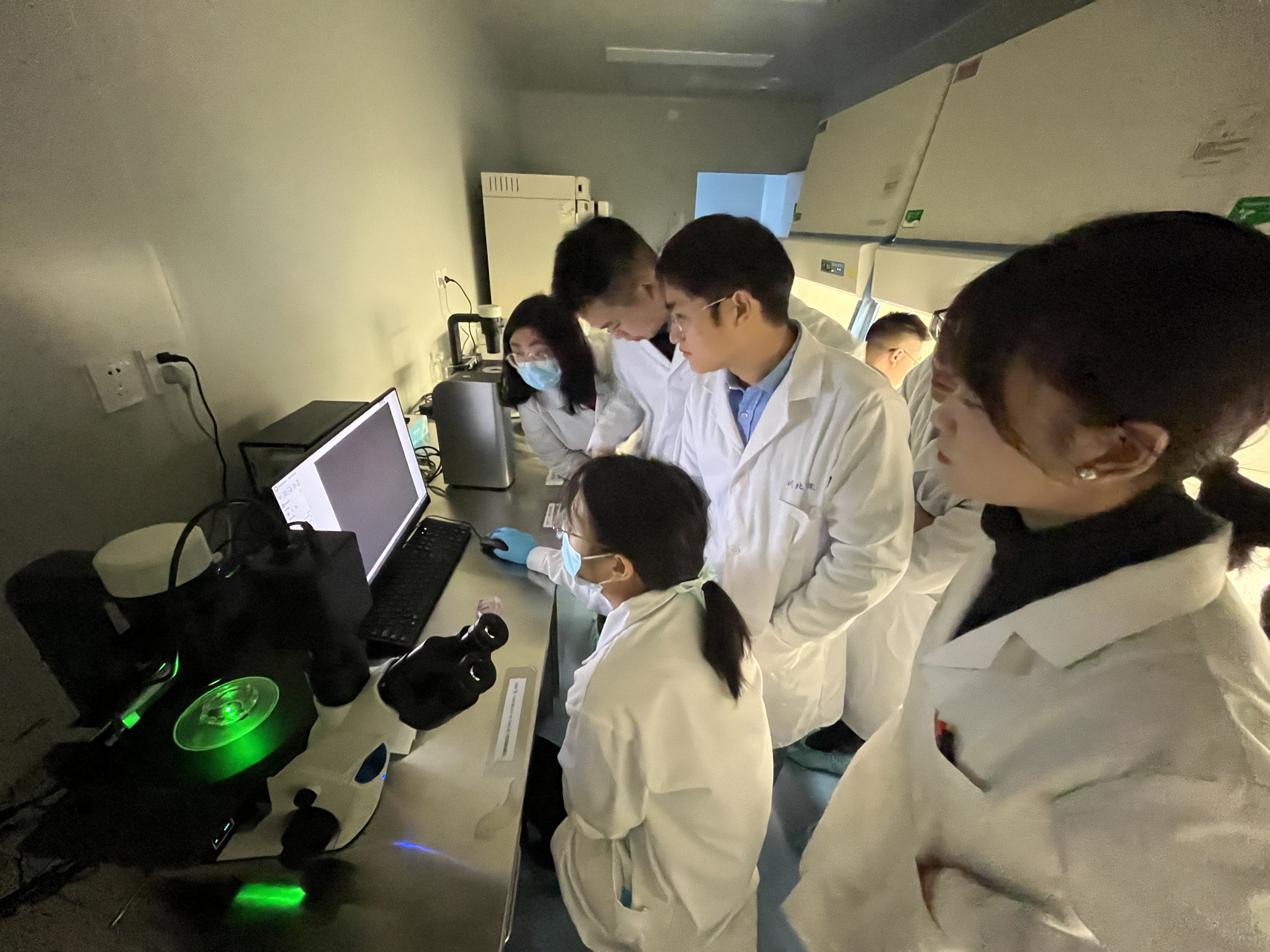 提升工作人员能力 助力科研人员创新-科技创新中心荧光显微镜操作培训