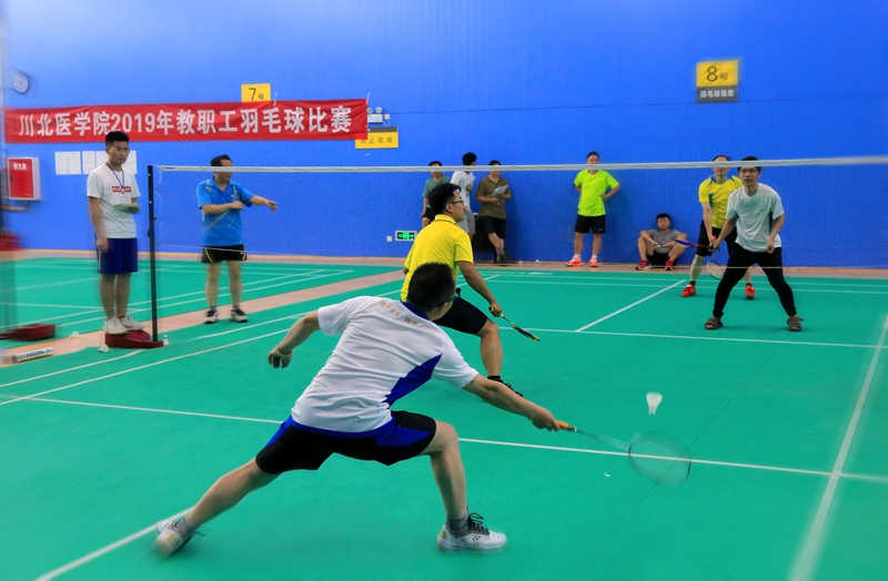 学校工会举办2019年教职工羽毛球比赛