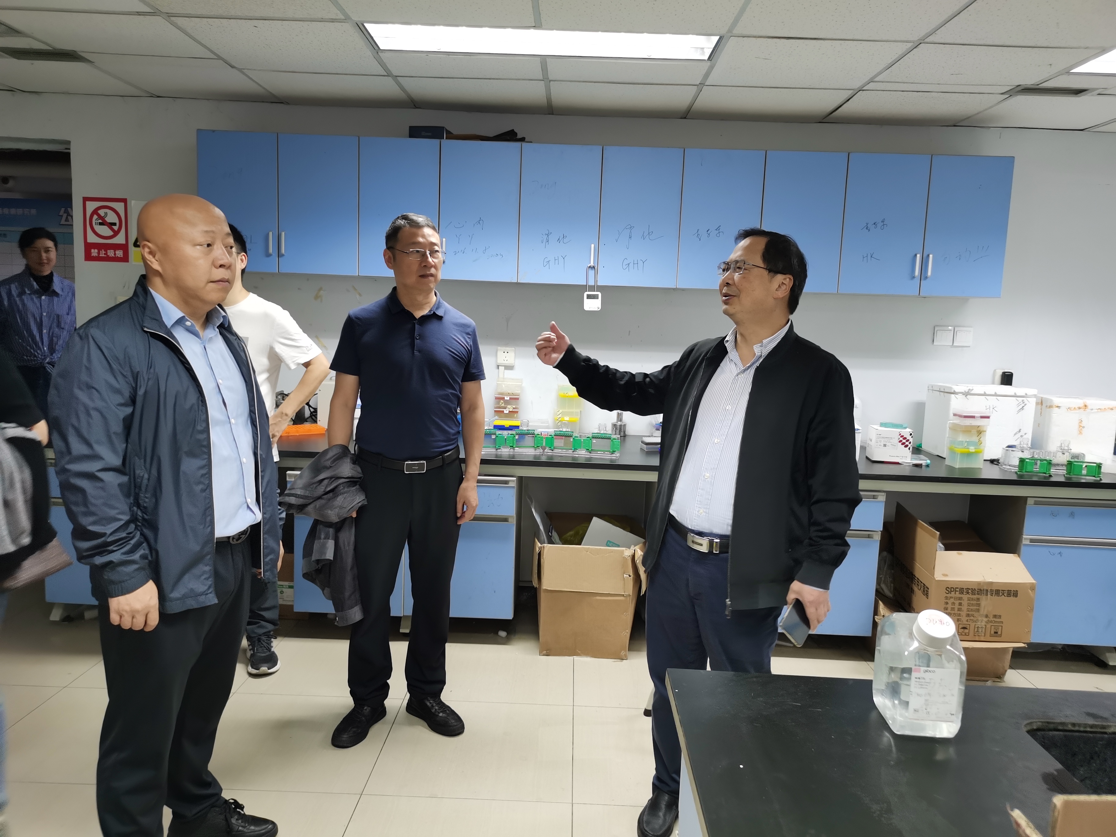 学校开展“中秋、国庆”节前实验室安全检查