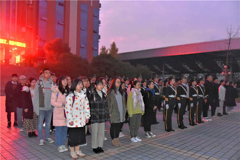 我校举行“12•4”国家宪法日主题升旗仪式暨宪法晨读活动