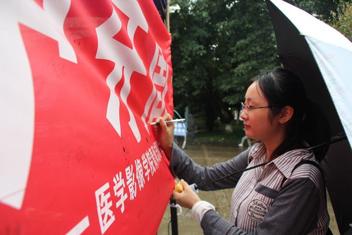 我院青风志愿服务队“爱牙日”活动顺利开展