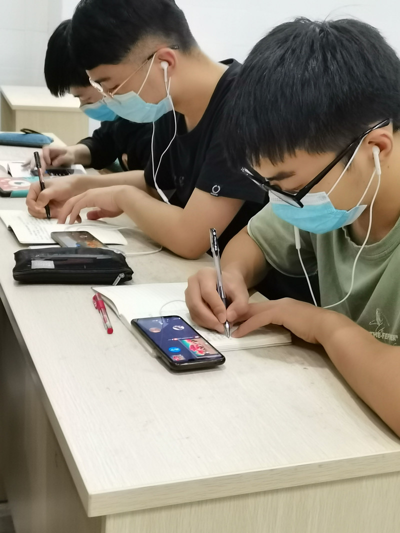 口腔医学系党总支组织开展全国两会学习活动