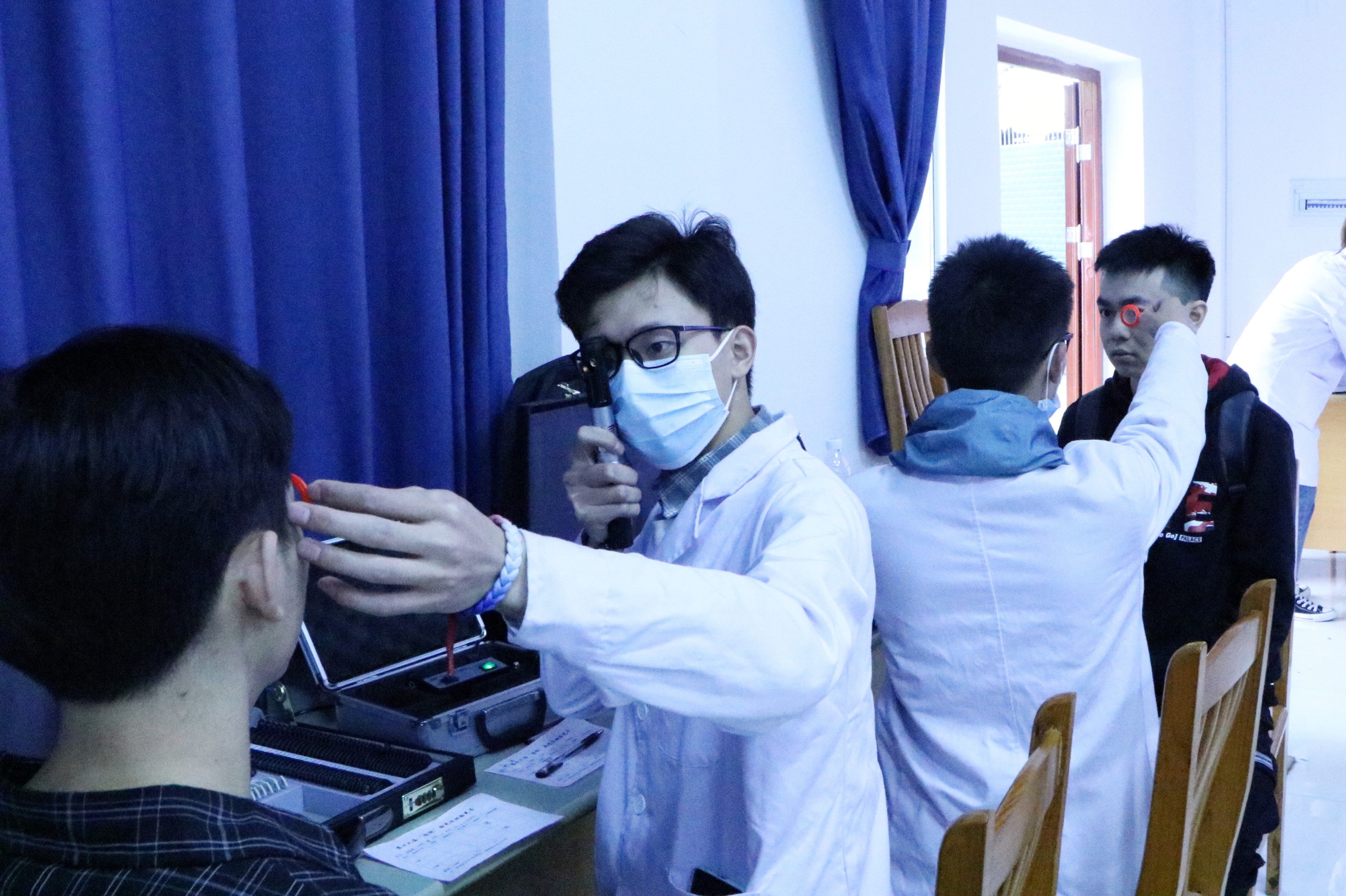 眼视光学系开展第十六届“金视爱眼护眼-验光”活动