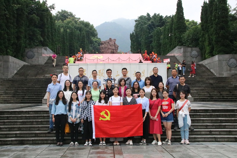 管理学院党总支赴重庆红色革命基地开展“不忘初心，牢记使命”主题党日活动