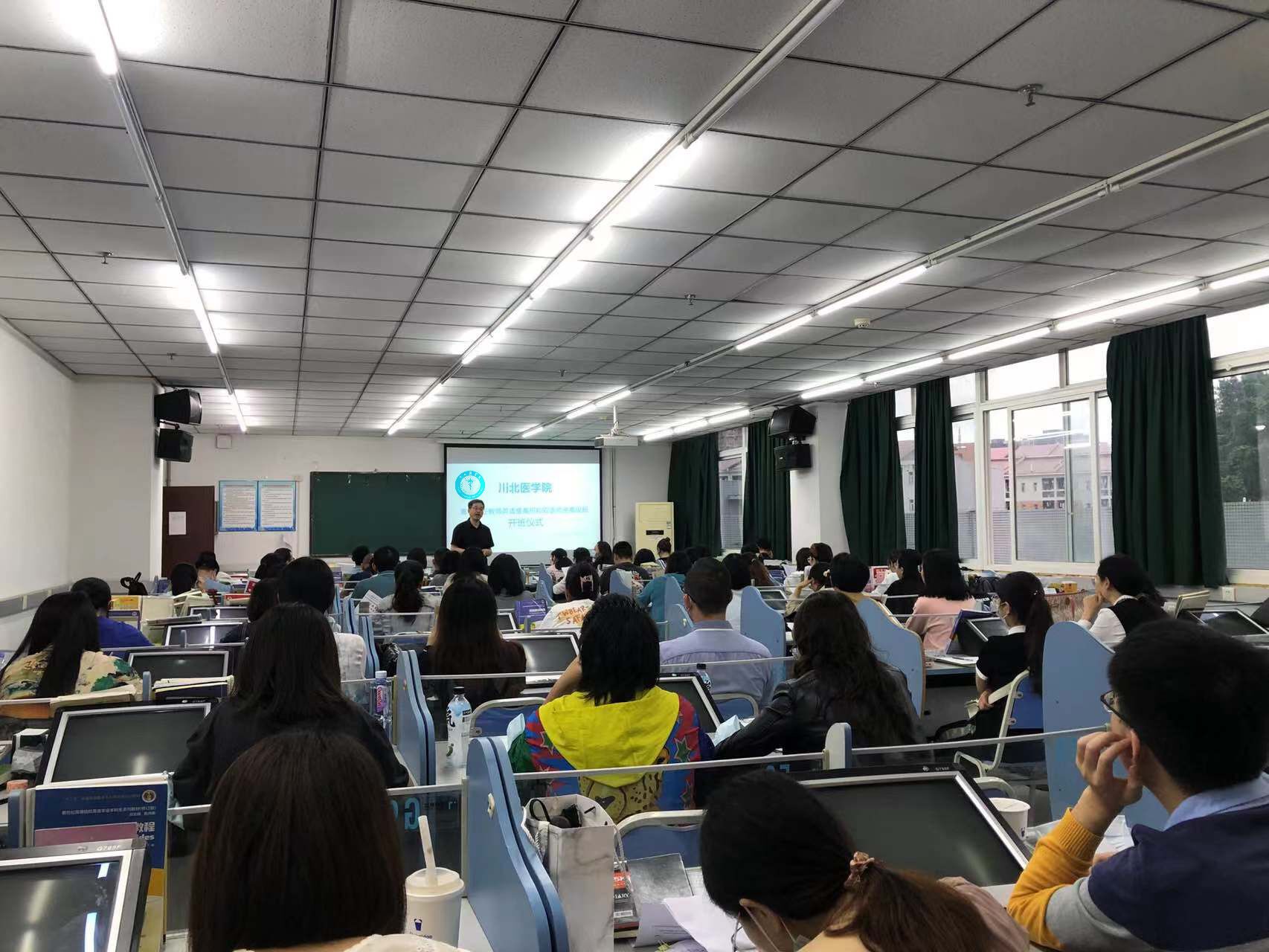 学校2022年青年专任教师英语提高班和双语师资高级班开班