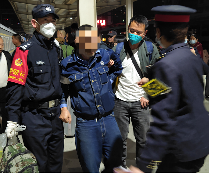 乘客突发疾病，医学生挺身而出