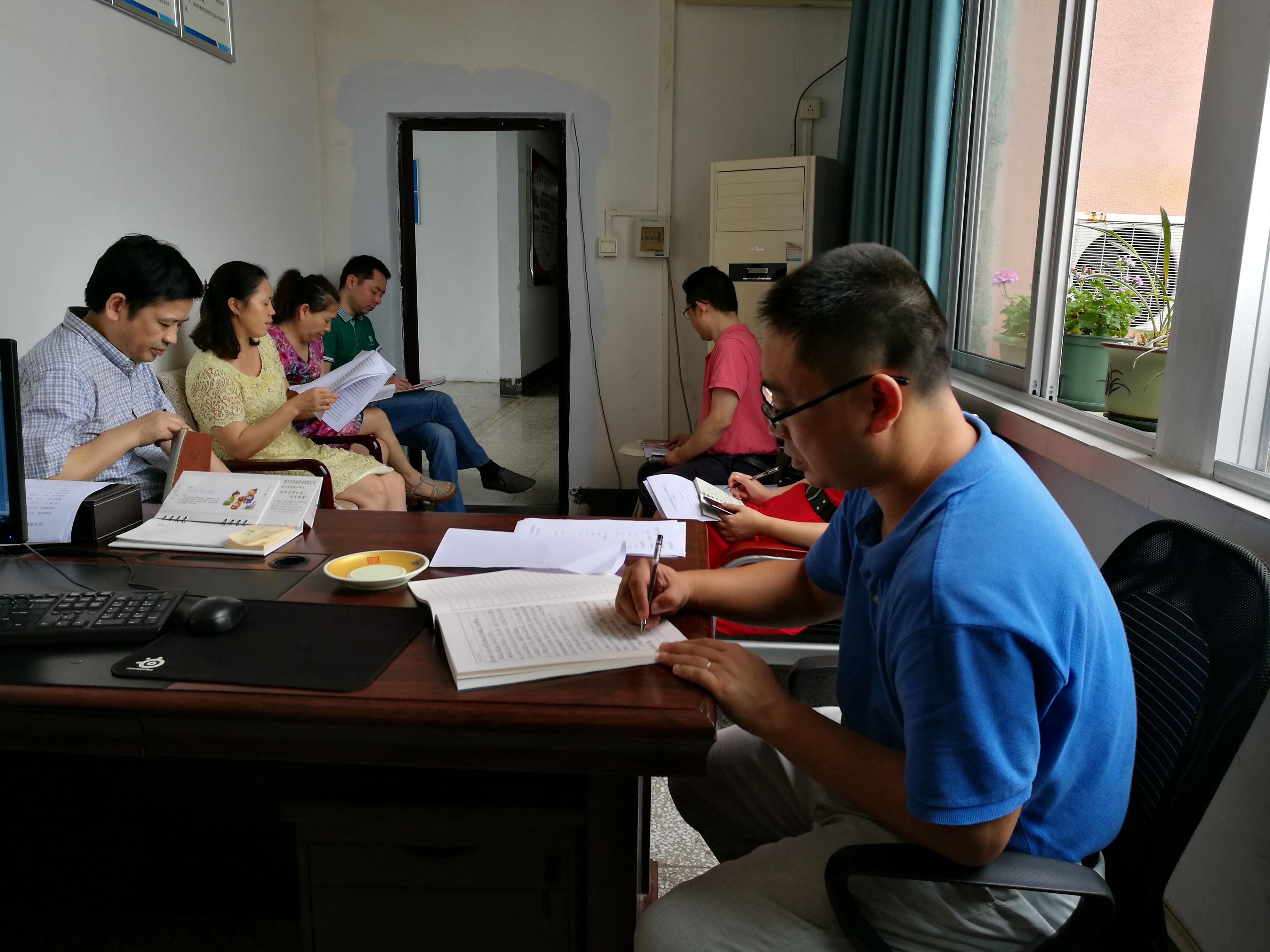 眼视光学系开展二级中心组政治理论学习会