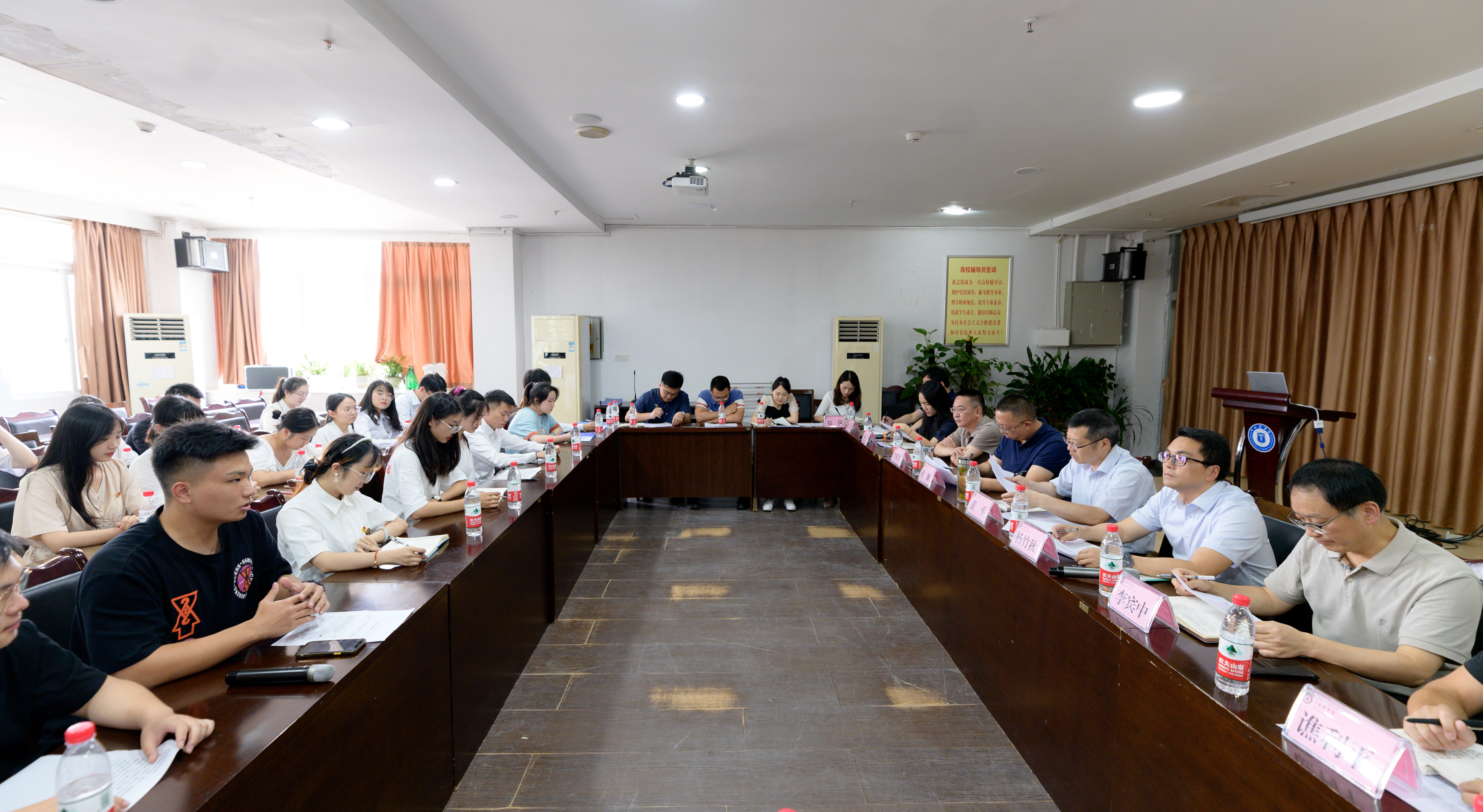 学校举行“学党史 感党恩”学生骨干座谈会