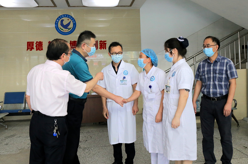 学校工会开展关心关爱防疫一线医护工作者活动