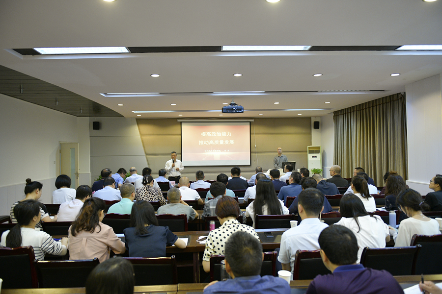 学校召开党委理论学习中心组学习贯彻习近平新时代中国特色社会主义思想主题教育(扩大)集中学习会