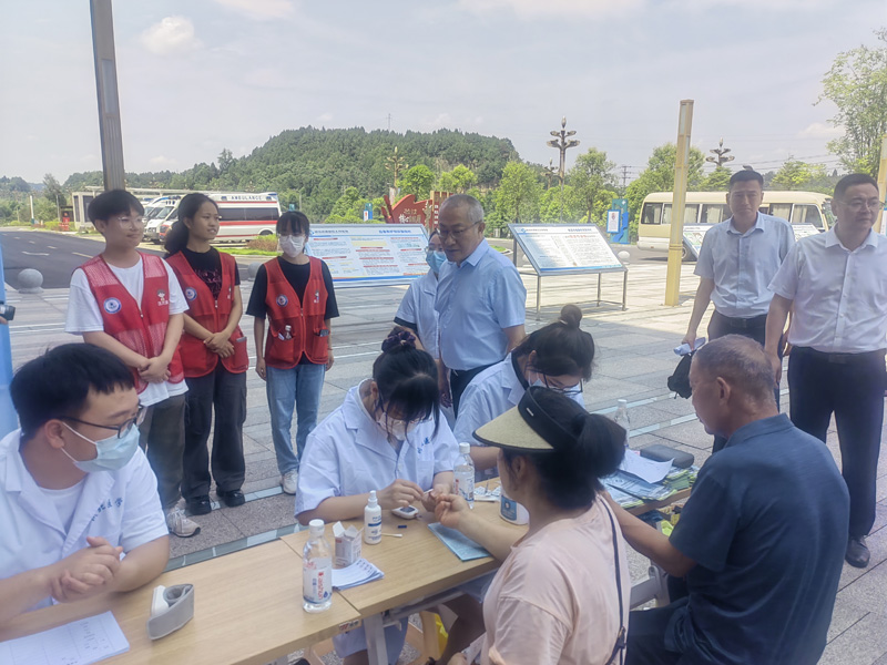 杜勇一行赴巴中市中心医院调研并看望慰问暑期“三下乡”队伍