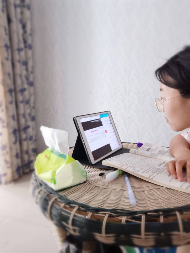 眼视光学系学生党员及各学生团支部 积极观看学校返校复学疫情防控工作培训会网络直播