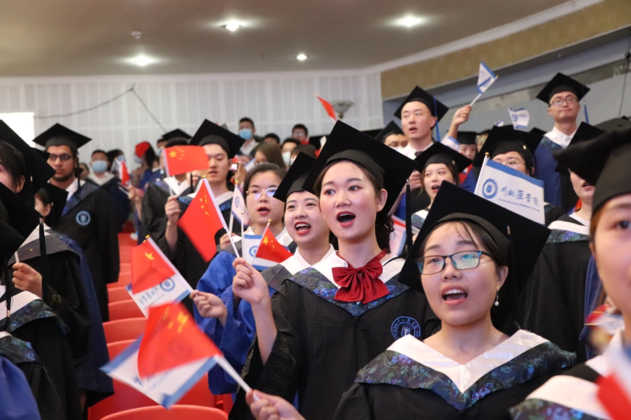 学校举行2020届学生毕业典礼暨授位仪式