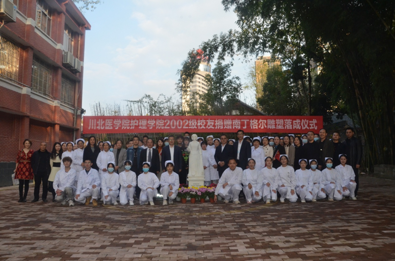 护理先驱南丁格尔雕塑在护理学院落成