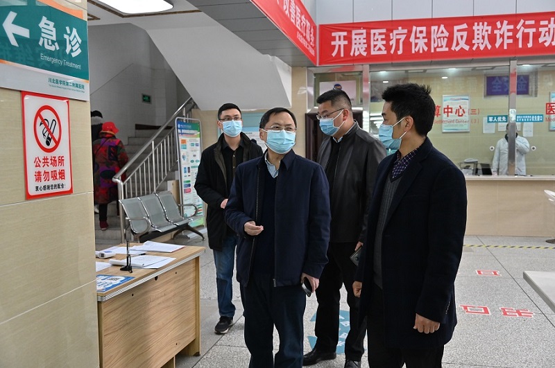 学校领导到第二附属医院督导检查疫情防控工作